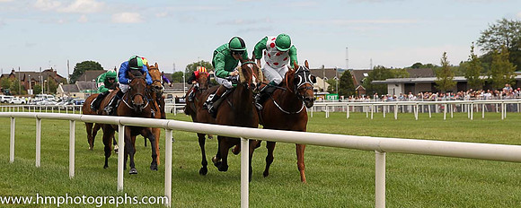 01st Calm Bay ( 4 , emerald greeen, black seams ) and G.P. Halpin (5) - Trainer : H.Rogers - Owner : Mrs M.Rogers