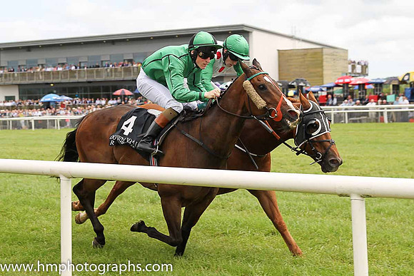 01st Calm Bay ( 4 , emerald greeen, black seams ) and G.P. Halpin (5) - Trainer : H.Rogers - Owner : Mrs M.Rogers