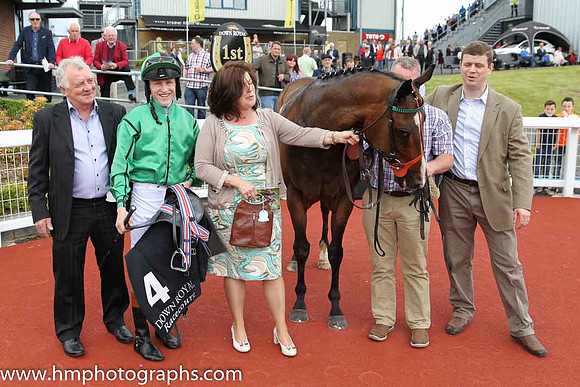 01st Calm Bay ( 4 , emerald greeen, black seams ) and G.P. Halpin (5) - Trainer : H.Rogers - Owner : Mrs M.Rogers