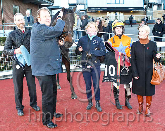 Gilt Shadow's trainer Stuart Crawford, Owner David Gordon Roberts & Mr S Crawford - Winner (10, orange, royal blue star, yellow & royal blue check sleeves) - CU2D5018-e3