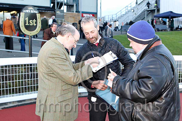 Gilt Shadow's trainer Stuart Crawford being interviewed by the press  - CU2D5033-eb