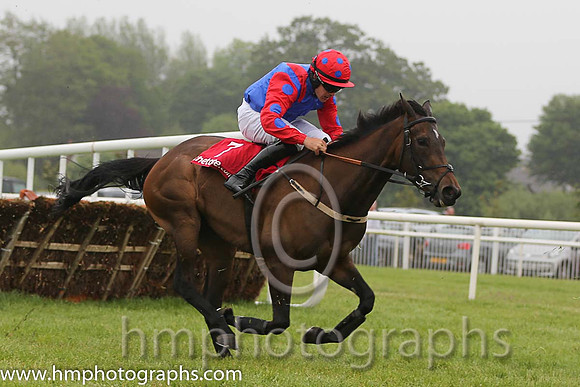 07th Auntie Annie ( 7 , royal blue, red epaulettes ) and R.C. Colgan - Trainer : Mrs Gillian Callaghan - Owner : E.J.P. Kane