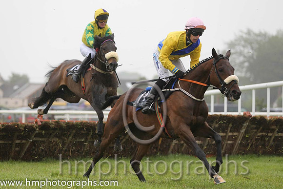 06th Urban Vic ( 11 , canary yellow, blue sash ) and I.J. McCarthy - Trainer : Seamus Fahey - Owner : James Cleary