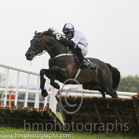 01st Rawnaq ( 4 , white, black panel ) and K.M. Smith (7) - Trainer : Matthew J. Smith - Owner : Kevin John Smith