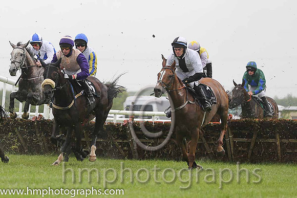 07th Theturnofthesun ( 1 , white, black panel ) and K.M. Smith (7) - Trainer : Matthew J. Smith - Owner : Kevin John Smith