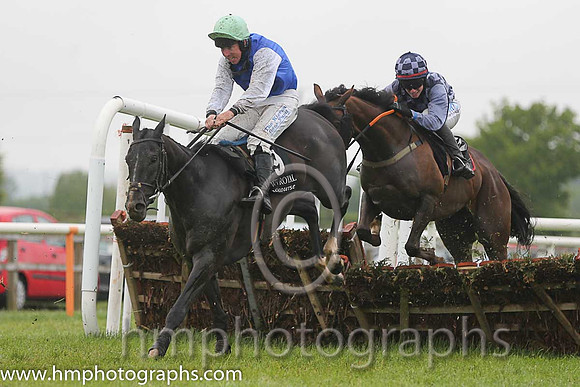 02nd Fighting Days ( 9 , royal blue, white sleeves ) and A.E. Lynch - Trainer : F. Flood - Owner : Kevin Cunningham/T.Owens