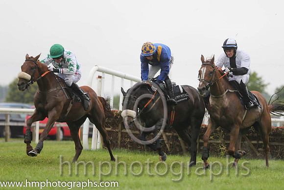 04th King Norman ( 4 , royal blue, yellow star ) and C.D. Maxwell (3) - Trainer : John G. Carr - Owner : Sean Powell