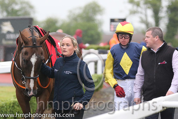 08th Realt Mor ( 3 , dark blue, yellow diamond ) and K.M. Donoghue - Trainer : Gordon Elliott - Owner : Mrs P Sloan