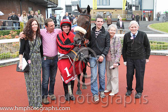 1st Queen Alphabet ( 1 , red, black diamond ) and J.J. Burke - Trainer : Peter Fahey - Owner : Mrs Carmel Ennis