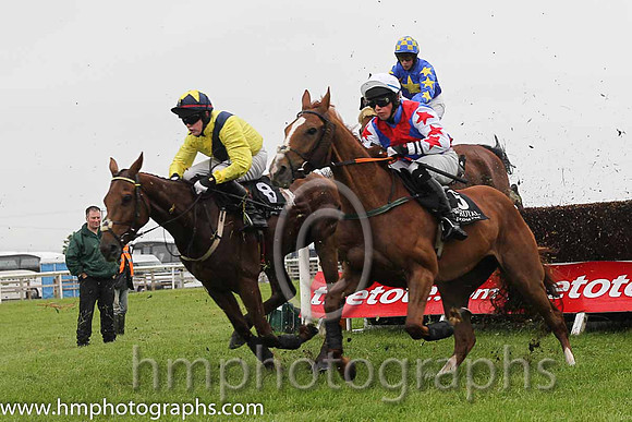 08th F Mister Red (FR) ( 8 , yellow, dark blue sash ) and L.P. Dempsey (3) - Trainer : Alan Fleming - Owner : Barry Connell