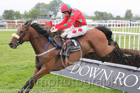 01st Bellgrove ( 1 , red, emerald green spots ) and S.W. Flanagan - Trainer : P.M. Cloke - Owner : M.Sawers
