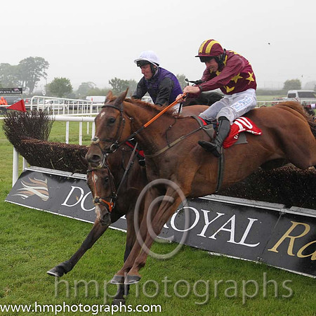 02nd Never Complain ( 10 , maroon, yellow stars ) and A.E. Lynch - Trainer : Henry de Bromhead - Owner : Barry Maloney