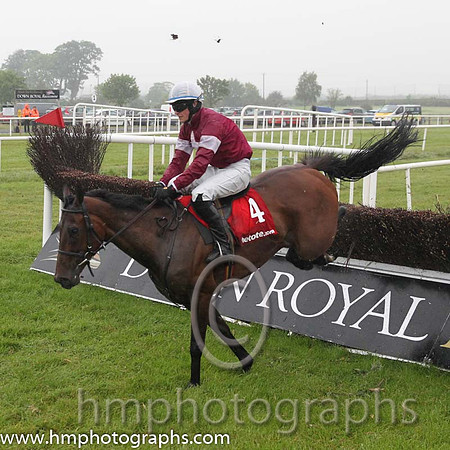 07th Band Of Blood ( 4 , maroon, white star ) and D.J. Mullins (3) - Trainer : M.F.Morris - Owner : Gigginstown House Stud