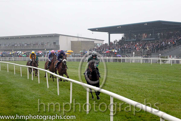 i02nd Lady Artemis ( 6 , silver, green spots ) and N. Carberry - Trainer : T.J. Taaffe - Owner : Mrs T.J. Taaffe