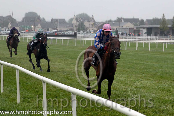 01st Prickly ( 1 , royal blue and pink diamonds ) and D.G. Lavery (5) - Trainer : E. J. O'Grady - Owner : Simon J H Davis