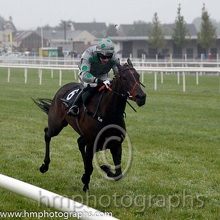 02nd Lady Artemis ( 6 , silver, green spots ) and N. Carberry - Trainer : T.J. Taaffe - Owner : Mrs T.J. Taaffe