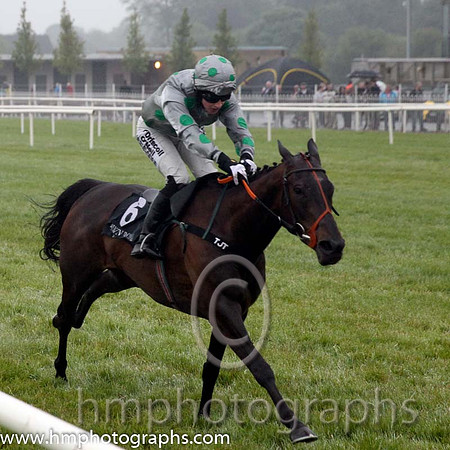 02nd Lady Artemis ( 6 , silver, green spots ) and N. Carberry - Trainer : T.J. Taaffe - Owner : Mrs T.J. Taaffe