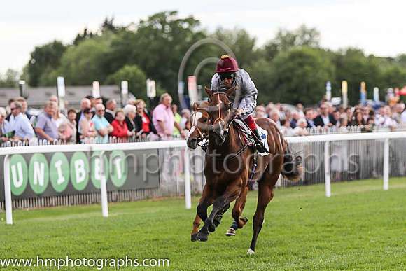 1st No 1 Alkhor (1) - Jockey: L Dettori - Trainer: R Hannon - Colours: grey, green sleeves