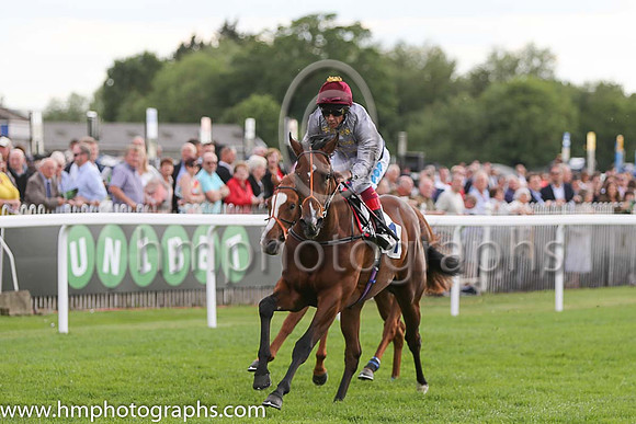 1st No 1 Alkhor (1) - Jockey: L Dettori - Trainer: R Hannon - Colours: grey, green sleeves