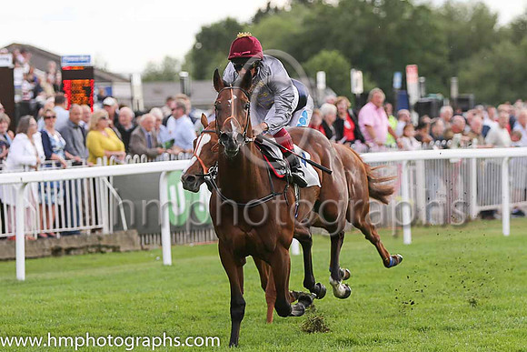 1st No 1 Alkhor (1) - Jockey: L Dettori - Trainer: R Hannon - Colours: grey, green sleeves