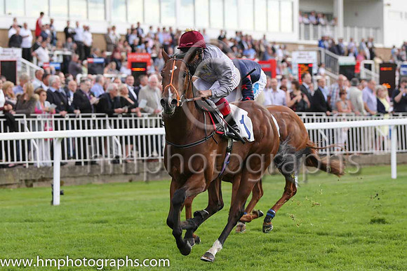 1st No 1 Alkhor (1) - Jockey: L Dettori - Trainer: R Hannon - Colours: grey, green sleeves