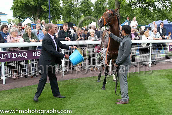 1st No 1 Alkhor (1) - Jockey: L Dettori - Trainer: R Hannon - Colours: grey, green sleeves