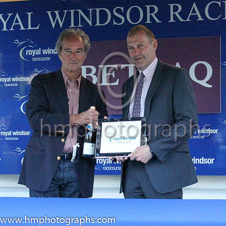 1st No 9 Taraz (6) - Jockey: T P Queally - Trainer: R Varian - Colours: light blue, yellow shouders