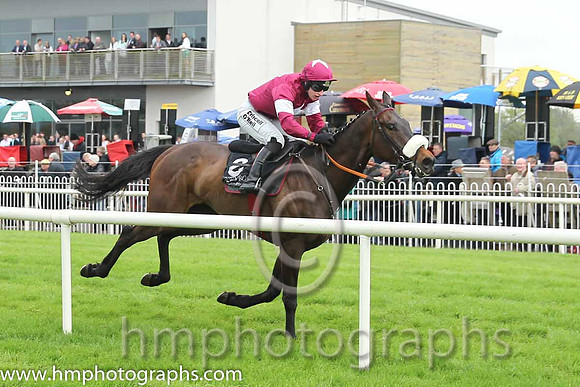 01 Officer Cadet & Ms N Carberry - winners (8, maroon, white star) - CU2D1849-30