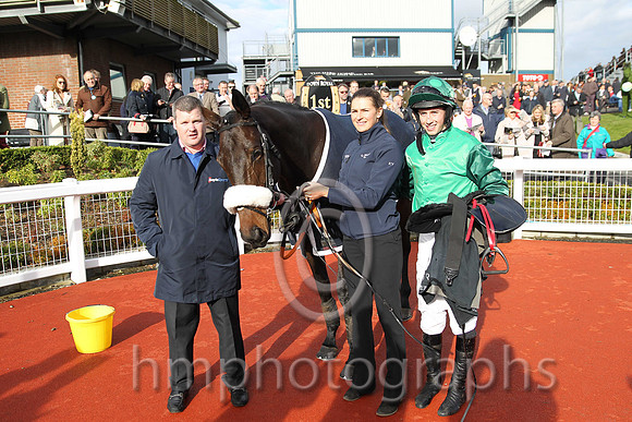 01st Missy Tata (FR) ( 6 , green ) and B.J. Cooper - Trainer : Gordon Elliott - Owner : Simon Munir