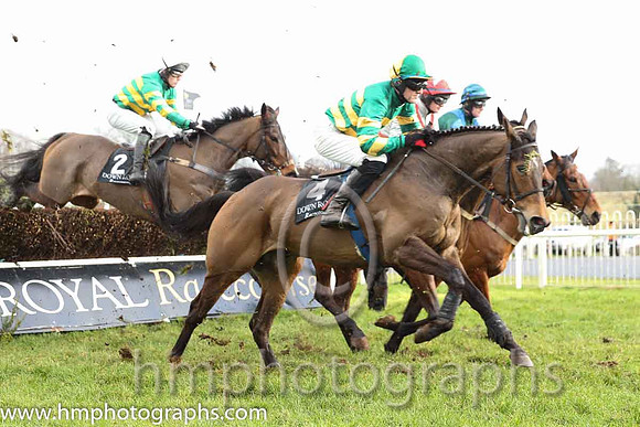 04 Take a Shot & G N Fox - 4th (4,emerald green and orange hooped ), 09 Reality Dose & K C Sexton - Fell (5, grey, red cross sashes) &01 Mark Me Up & A Ring - winners (7,dark green, royal blue chevron