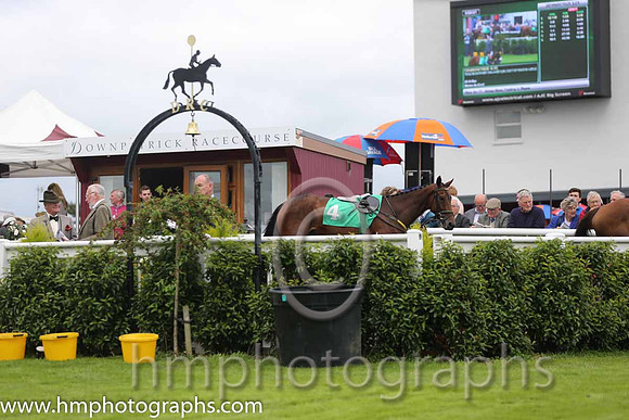 01st Itshard To No ( 4 , yellow and emerald green diabolo ) and N. McParlan (5) - Trainer : S. McParlan - Owner : S. McParlan