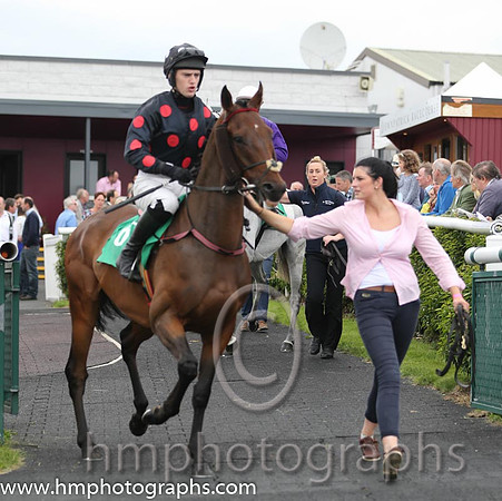 03rd Authorative ( 6 , black, red spots ) and J.S. McGarvey (3) - Trainer : Anthony McCann - Owner : Miss Rita Shah