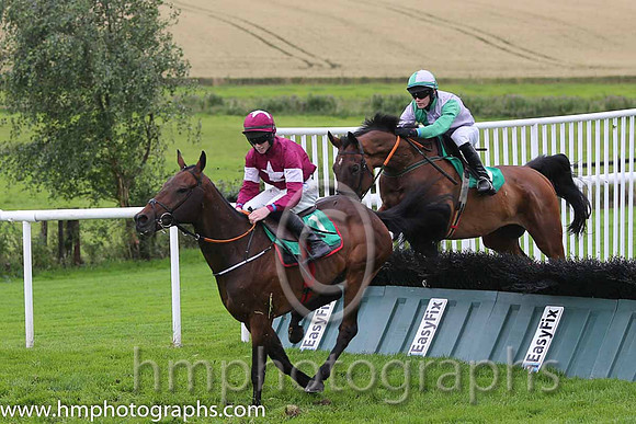 02bd Ultimate Horseman ( 1 , maroon, white star ) and J.W. Kennedy (7) - Trainer : Gordon Elliott - Owner : Gigginstown House Stud
