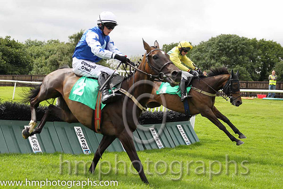 01st Itshard To No ( 4 , yellow and emerald green diabolo ) and N. McParlan (5) - Trainer : S. McParlan - Owner : S. McParlan