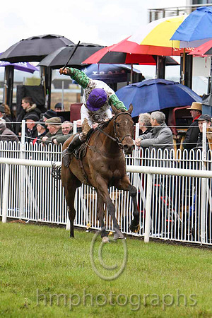01 Tammys Hill & Mr J J Smyth - winner (3,white, emerald green sleeves ) - FT8E3082-31