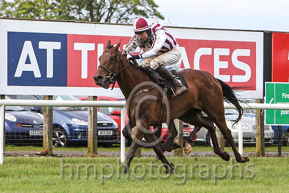 01 Honey Bach & Mr D G Lavery - winner (5, white and maroon stripes) - FT8E3163-19