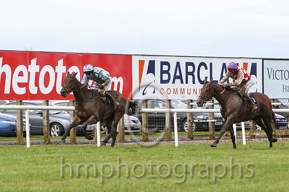 03 Catch Me Up & Mr M J O'Hare - 3rd (7, light blue, dark blue seams) & 04 Blackstown Flyer & Mr C Cully - 4th (1, red and white diamonds) - FT8E3166-21