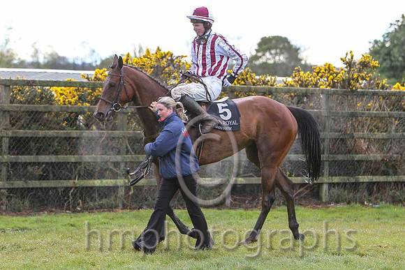 01 Honey Bach & Mr D G Lavery - winner (5, white and maroon stripes) - FT8E3200-44
