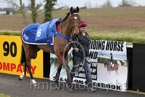 01 Seriatim & A P Thornton - winner (6, white, royal blue panel) - FT8E2205-7