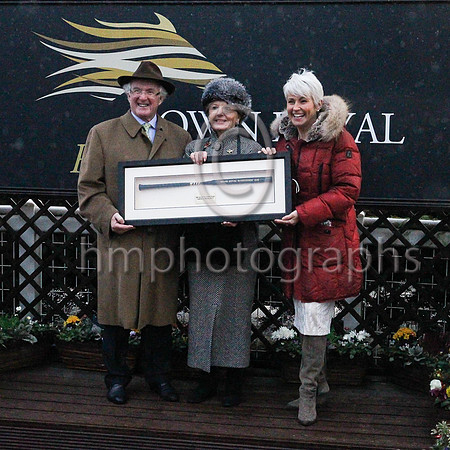 01st Realt Mor and K M Donoghue ( 1 , black, yellow diamond ) Trainer - G Elliott , Owner - Mrs P Sloan