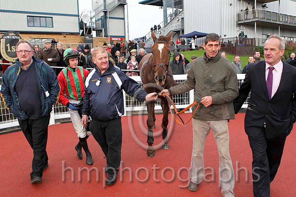 Benefficient & P Townend - Winner (2,emerald green, red striped ) - CU2D4590-e
