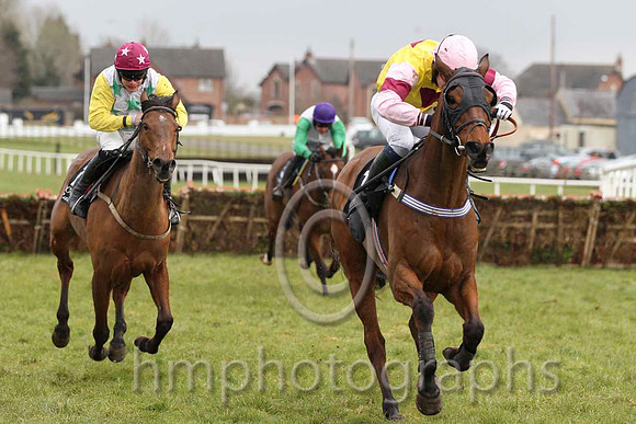 02 Pyrus Gold Wind & R C Colgan - 2nd (11, white, emerald green stars )02 & 01 Monelissio & J S McGarvey - winner (10, yellow, maroon inverted triangle) - FT8E2102-48