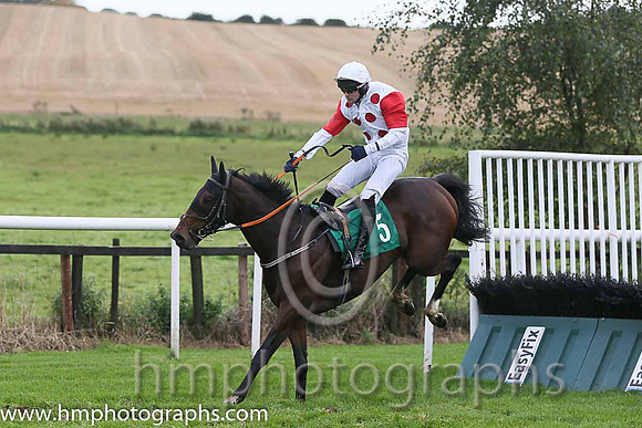 07th Macs Bach ( 5 , white, red spots ) and M.J. Ferris - Trainer : Ms.M.Flynn - Owner : Santry Power Walsh Syndicate