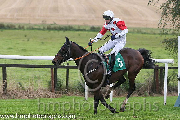 07th Macs Bach ( 5 , white, red spots ) and M.J. Ferris - Trainer : Ms.M.Flynn - Owner : Santry Power Walsh Syndicate