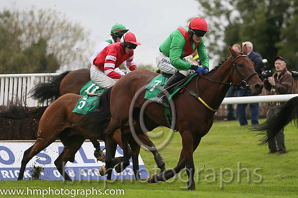 11th Vinniespride ( 5 , red, red and white hooped sleeves ) and D.R. Fox (3) - Trainer : Mark Michael McNiff - Owner : Vincent M. Foley