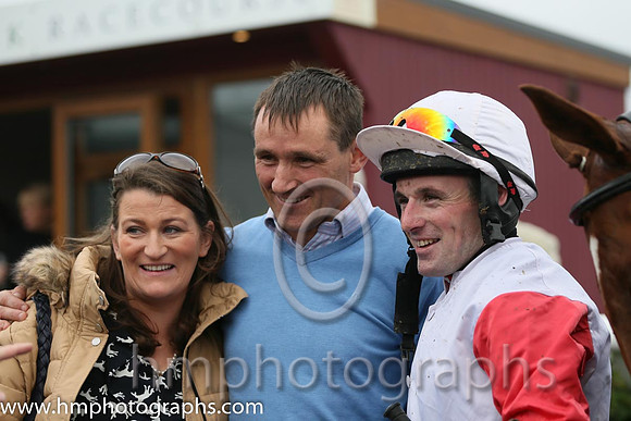 01st Sister Annie ( 12 , ehite, red sleeves ) and S.W. Flanagan - Trainer : John Laurence Cullen - Owner : Mrs Riona Molony