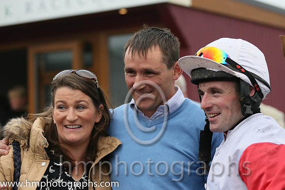 01st Sister Annie ( 12 , ehite, red sleeves ) and S.W. Flanagan - Trainer : John Laurence Cullen - Owner : Mrs Riona Molony
