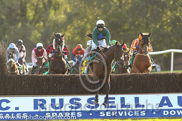 07th Tomcoole Lad ( 10 , dark green , royal blue diamond ) and B.R. Dalton (3) - Trainer : L. Byrne - Owner : Donal Doyle