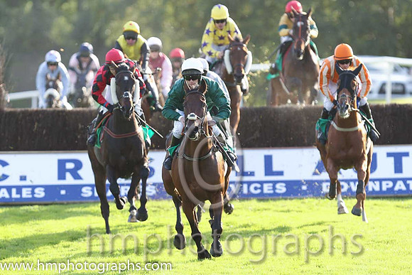 07th Tomcoole Lad ( 10 , dark green , royal blue diamond ) and B.R. Dalton (3) - Trainer : L. Byrne - Owner : Donal Doyle