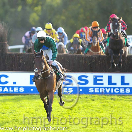 07th Tomcoole Lad ( 10 , dark green , royal blue diamond ) and B.R. Dalton (3) - Trainer : L. Byrne - Owner : Donal Doyle